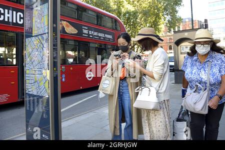 Londres, Angleterre, Royaume-Uni. Femmes portant des masques COVID, septembre 2021 Banque D'Images