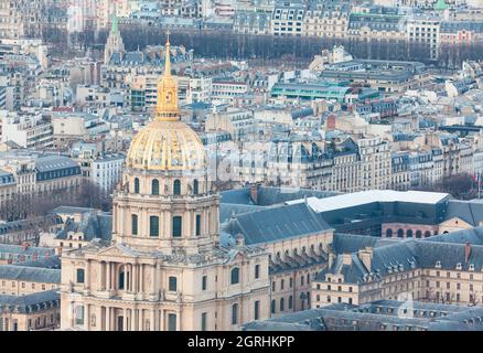 Coupole d'or des Invalides . Centre du 7ème arrondissement de Paris . Vue aérienne du centre-ville de Paris Banque D'Images