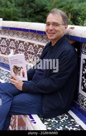 Madrid, Espagne. 1er octobre 2021. L'écrivain allemand David Safier pose pendant la session de Rératos dans le Parc du Retir.David Safier présente le livre Miss Merkel, le cas de la chancelière à la retraite. Crédit : SOPA Images Limited/Alamy Live News Banque D'Images