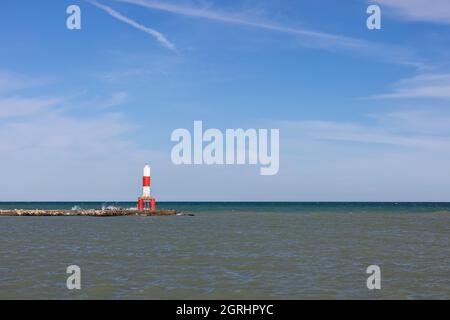 Une tour lumineuse Breakwater sur le lac Michigan Banque D'Images