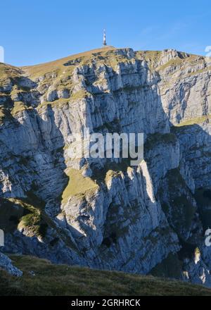 White Valley (Valea Alba en roumain) murs de roche verticaux et relais radio de Costila en haut, un lieu d'escalade populaire dans les montagnes Bucegi, Roma Banque D'Images