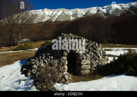 Tholos structures typiques de la Maiella, en pierre sèche, construit par des bergers et des paysans des Abruzzes pour l'abri de l'hiver froid. Abruzzes, Italie Banque D'Images