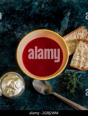 Soupe de betteraves de Borsch végétarienne rouge nutritive Banque D'Images