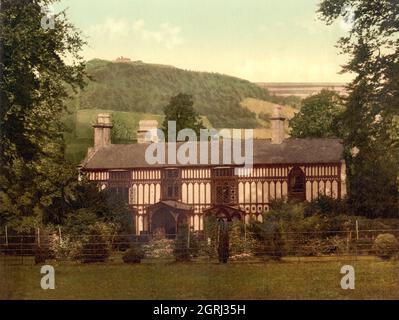 Photo rétro de couleur main vers 1890 de Plas Newydd à Llangollen, maison des Dames de Llangollen qui ont vécu à Llangollen pays de Galles de 1780 à 1831 avec les ruines du château de Dinas Bran en arrière-plan Banque D'Images