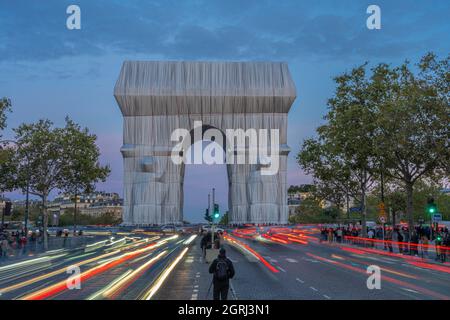 Paris, France - 09 30 2021 : place Charles de Gaulle. L'Arc de Triomphe, enveloppé de nuit Banque D'Images