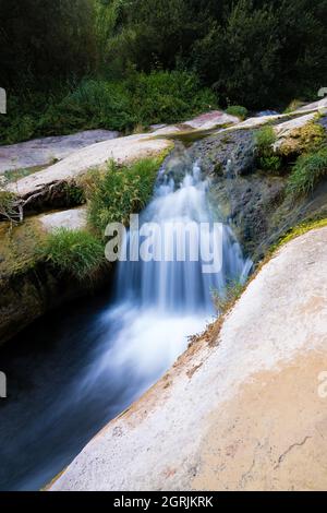 cascade entre rochers blancs, piscines naturelles et mousses, sant miquel del fai catalogne, espagne Banque D'Images