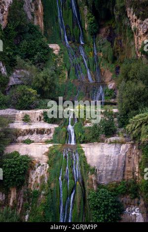 cascade entre rochers blancs et piscines naturelles, sant miquel del fai catalogne, espagne Banque D'Images