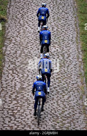 Deceuninck - les cavaliers à pas rapide photographiés en action sur un secteur de pierre de galet droit à travers une forêt lors d'une session de formation et de la Renaissance de la piste Banque D'Images