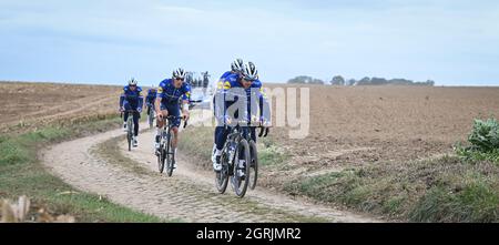 Deceuninck - les cavaliers à pas rapide photographiés en action sur un secteur de pierre de galet lors d'une session de formation et de reconstitution de piste avant la 118ème édition Banque D'Images