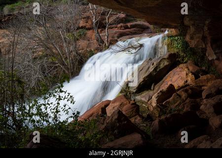 vue latérale cascade entre les rochers rouges, sant miquel del fai catalogne, espagne Banque D'Images