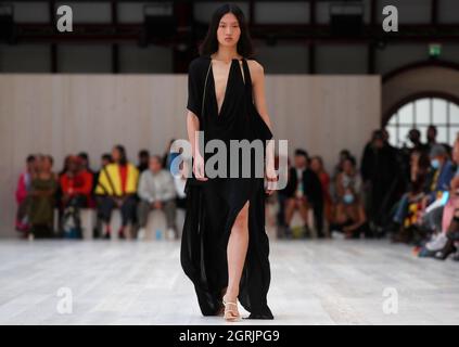 Paris, France. 1er octobre 2021. Un modèle présente une création au cours de la collection Printemps/Eté 2022 prêt à porter pour la maison de mode Loewe, à Paris, France, le 1er octobre 2021. Credit: Xinhua/Alay Live News Banque D'Images