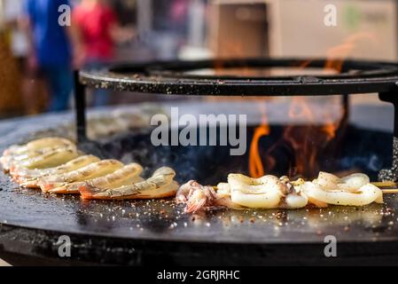 Les crevettes grillées s'écrasont sur la cuisinière Banque D'Images