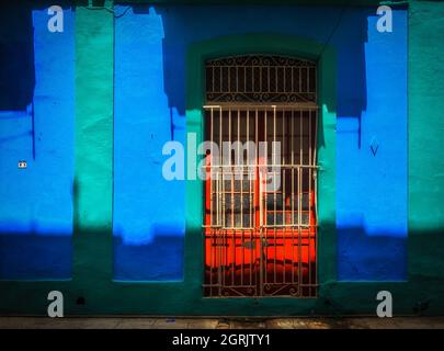 La Havane, Cuba, juillet 2019, gros plan d'un mur de maison coloré dans la vieille ville Banque D'Images