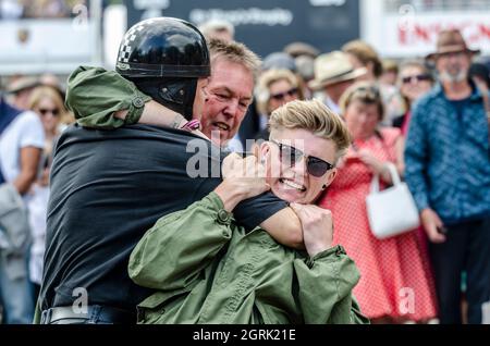 Mods v Rockers combattent la démonstration par des acteurs au Goodwood Revival 2014. Les acteurs masculins recréent les combats classiques des années 1960 Banque D'Images