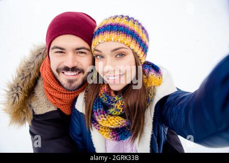 Portrait de charmante femme positive gars beau enregistrement vidéo sourire crasseux profiter de l'harmonie libre temps à l'extérieur. Banque D'Images