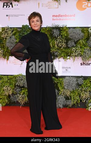 Berlin, Allemagne. 1er octobre 2021. L'actrice Katrin Sass arrive à la cérémonie de remise des prix du film allemand « Lola » 2021. Credit: Britta Pedersen/dpa/Alay Live News Banque D'Images