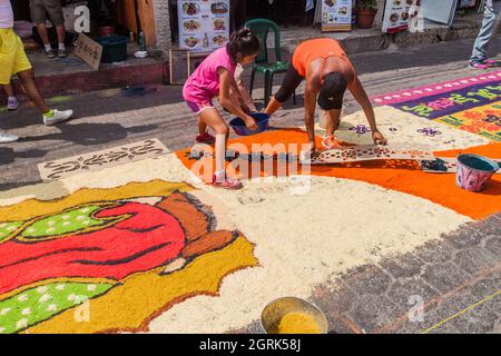 PANAJACHEL, GUATEMALA - 25 MARS 2016 : les gens décorent les tapis de Pâques dans le village de Panajachel, Guatemala Banque D'Images