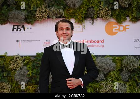 Berlin, Allemagne. 1er octobre 2021. L'acteur Pierre Kiwitt arrive à la cérémonie de remise des prix du film allemand de 2021, Lola. Credit: Britta Pedersen/dpa/Alay Live News Banque D'Images