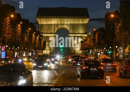 ARC DE TRIOMPHE ENVELOPPÉ COUCHER ET NUIT, PARIS Banque D'Images