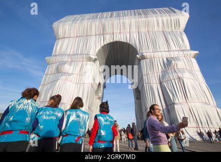 ARC DE TRIOMPHE ENVELOPPÉ COUCHER ET NUIT, PARIS Banque D'Images