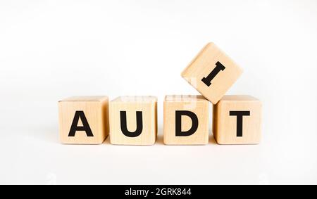 Symbole d'audit. Le mot concept « audit » sur les cubes en bois. Belle table blanche, fond blanc. Concept d'entreprise et d'audit. Copier l'espace. Banque D'Images