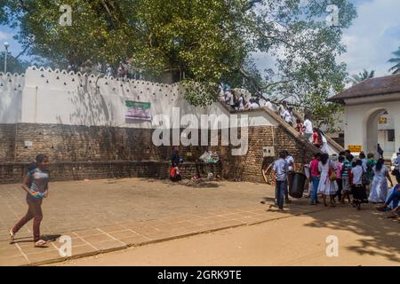 KANDY, SRI LANKA - 19 JUILLET 2016 : des pèlerins bouddhistes vêtus de blanc visitent Wel Bodiya avec l'arbre de Bodhi pendant les vacances Poya Full Moon à Kandy, Sri Lanka Banque D'Images