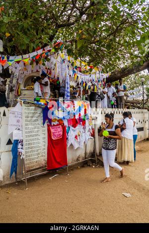 KANDY, SRI LANKA - 19 JUILLET 2016 : des pèlerins bouddhistes vêtus de blanc visitent Wel Bodiya avec l'arbre de Bodhi pendant les vacances de Poya (pleine lune) à Kandy, Sri Lanka Banque D'Images