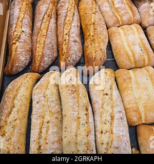 Variété de différents types de baguettes françaises dans une boulangerie ou une épicerie. Pain frais. Gros plan Banque D'Images