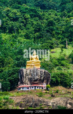 Statue de Bouddha sur une pente de colline près du temple du Rocher d'Aluvilièvre, Sri Lanka Banque D'Images