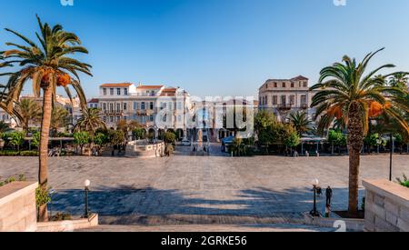 Panorama de la place Miaouli, conçu par l'architecte bavarois Wilhelm von Weiler au début du XIXe siècle sur l'île de Syros.La mer Égée est dans le Banque D'Images