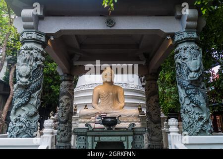 Statue de Bouddha dans le temple bouddhiste de Gangaramaya à Colombo, Sri Lanka Banque D'Images