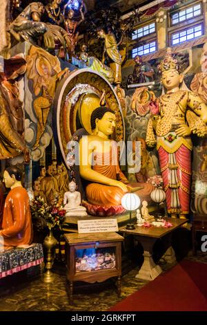 COLOMBO, SRI LANKA - 26 JUILLET 2016 : statue de Bouddha dans le temple bouddhiste de Gangaramaya à Colombo, Sri Lanka Banque D'Images