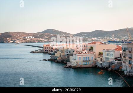 Demeures néoclassiques en bord de mer face à la mer Égée, à Ermoupolis, capitale de l'île de Syros, Cyclades, Grèce.Photo prise du quartier de Vaporia. Banque D'Images