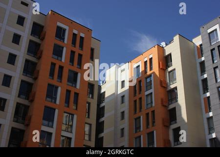 nouveau complexe résidentiel lumineux aux couleurs vives Banque D'Images