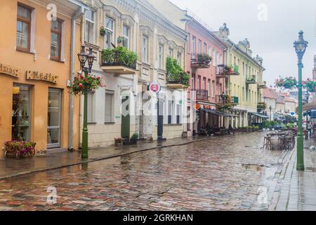 KAUNAS, LITUANIE - 16 AOÛT 2016 : vue sur la rue Vilniaus gatve à Kaunas, Lituanie Banque D'Images