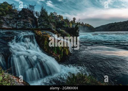 Vue panoramique sur les chutes du Rhin avec le château de Laufen, Suisse Banque D'Images