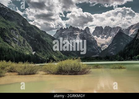 Vue sur le lac au sud dans les Dolomites d'Ampezzo, en Italie. Lago di Landro. Banque D'Images