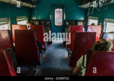 IDALGASHINNA, SRI LANKA - 16 JUILLET 2016: Deuxième classe d'un train local près du village d'Idalgashinna. Banque D'Images