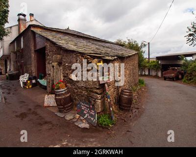 Une maison galicienne traditionnelle avec des panneaux pour les pèlerins sur le Camino de Santiago Banque D'Images