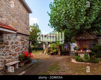 Une maison galicienne traditionnelle avec des panneaux pour les pèlerins sur le Camino de Santiago Banque D'Images