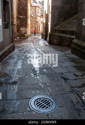 Dernière étape des pèlerins de Camino de Saint-Jacques dans les rues de Saint-Jacques-de-Compostelle Banque D'Images