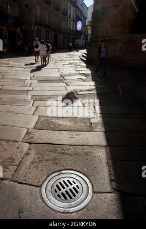 Dernière étape des pèlerins de Camino de Saint-Jacques dans les rues de Saint-Jacques-de-Compostelle Banque D'Images