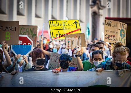 Munich, Allemagne. 1er octobre 2021. Vendredi pour la future demostriert à München Streikfront mit Plakaten BIS zu 100 Klimaaktivist*innen versammelten sich am 1.10.2021 à München, UM für mehr Klimaschutz zu demostrieren. - jusqu'à 100 activistes du climat se sont réunis à Munich, en Allemagne, le 1er octobre 2021 pour protester contre une plus grande protection du climat. (Photo par Alexander Pohl/Sipa USA) crédit: SIPA USA/Alay Live News Banque D'Images