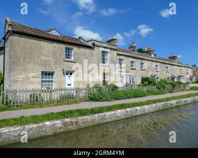 Maisons anglaises traditionnelles le long du chemin de halage du canal Kennet et Avon Bath Somerset Angleterre Banque D'Images