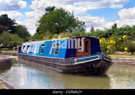 Bateau-canal qui longe le canal Kennet et Avon, traverse les écluses de Caen, Devizes, Wiltshire Banque D'Images