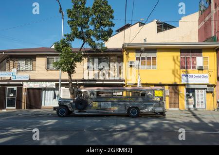 Garé jeepney dans une rue à Manille, Philippines. Banque D'Images