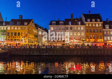COPENHAGUE, DANEMARK - 27 AOÛT 2016 : panorama en soirée de l'architecture du quartier de Nyhavn dans la vieille ville de Copenhague, Danemark Banque D'Images