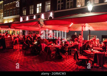 COPENHAGUE, DANEMARK - 27 AOÛT 2016 : les gens s'assoient dans les restaurants du quartier de Nyhavn à Copenhague, Danemark Banque D'Images