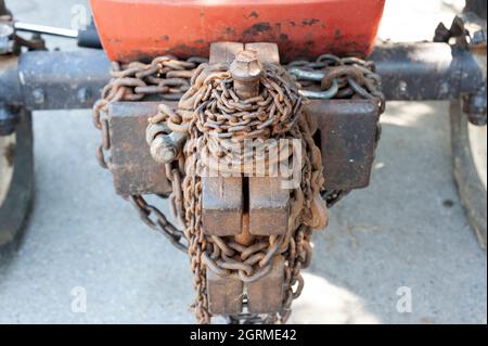 Vieux véhicule, véhicule mis au rebut, pneu usé, chargeuse-pelleteuse Banque D'Images