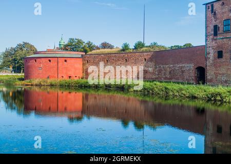 Fortification des murs du château de Malmö reflétant dans sa lande, Suède Banque D'Images